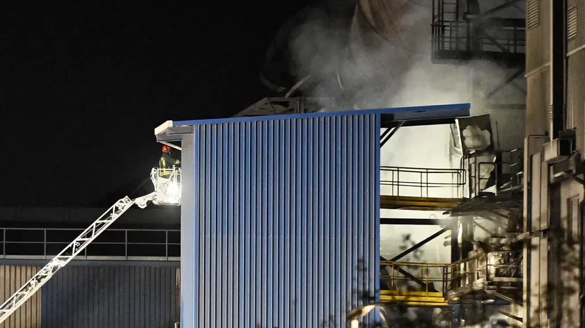 Le immagini dall'incendio della Pittini: vigili del fuoco al lavoro