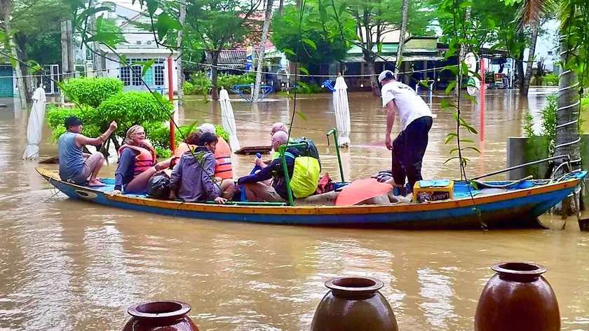 Una parte del gruppo di turisti sacilesi a bordo di una delle canoe usate per allontanarsi dalla zona dell’albergo, invaso dall’acqua