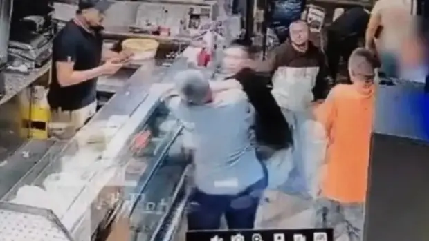 L’attimo in cui Battistella colpisce al volto con un pugno Tominaga