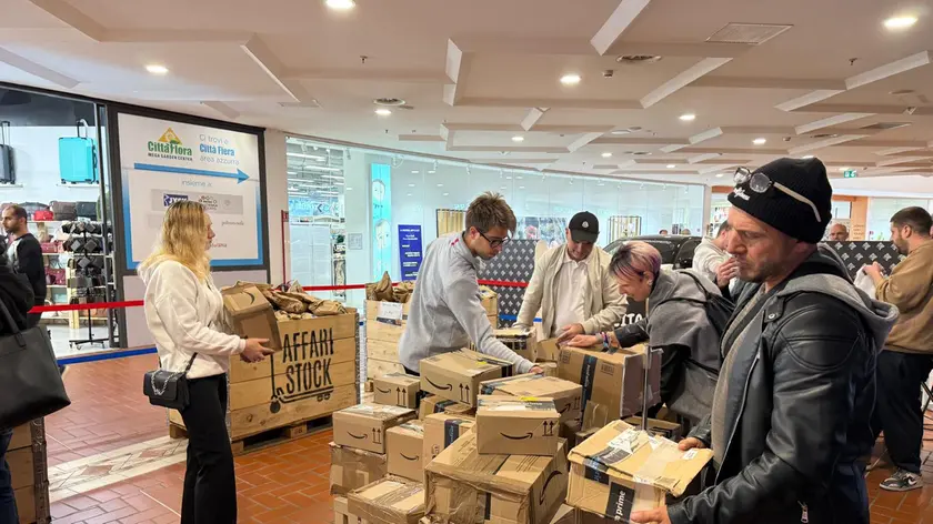 Molte le persone a caccia dell'affare al Città Fiera