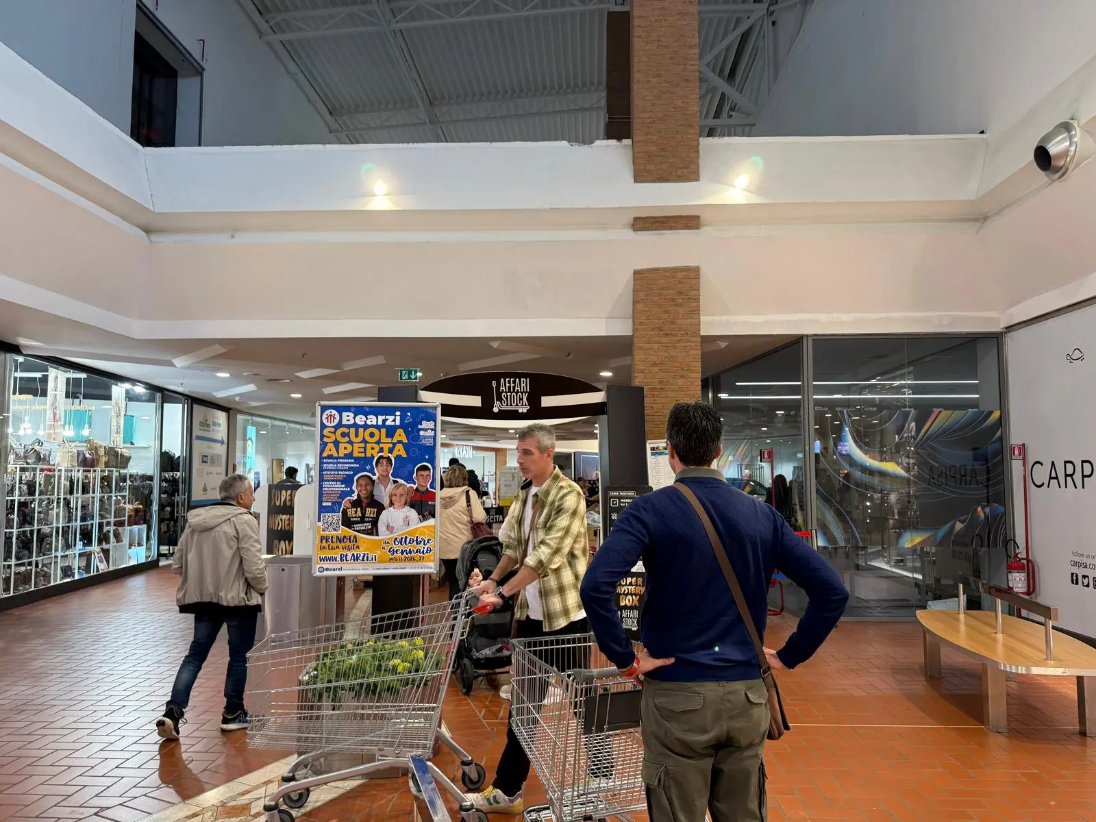 Le persone in fila per entrare nello spazio Affari in stock