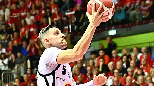 Capitan Mirza Alibegovic a canestro nel derby foto petrussi