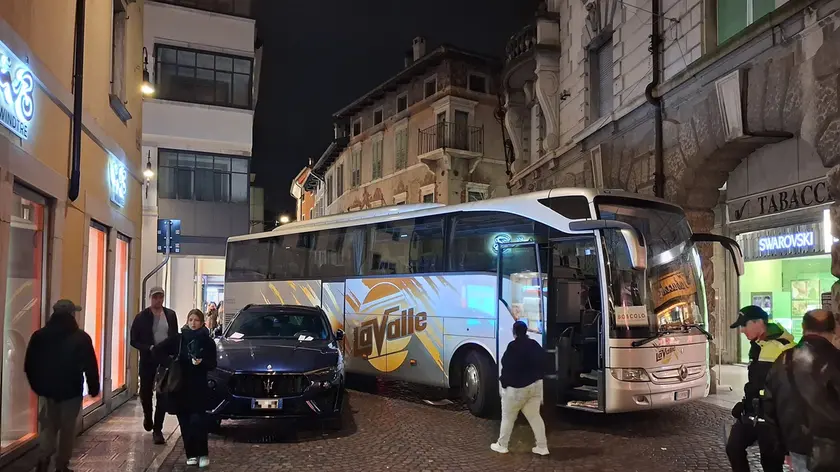Il suv Maserati e la corriera bloccata in centro a Udine