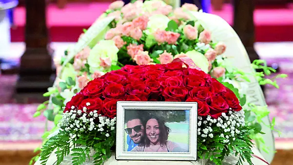 Sulla bara bianca la foto della 41enne e del compagno Carlo Alberto, morto l’anno scorso