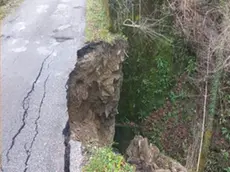 Una strada dissestata dopo il maltempo a Tarcento