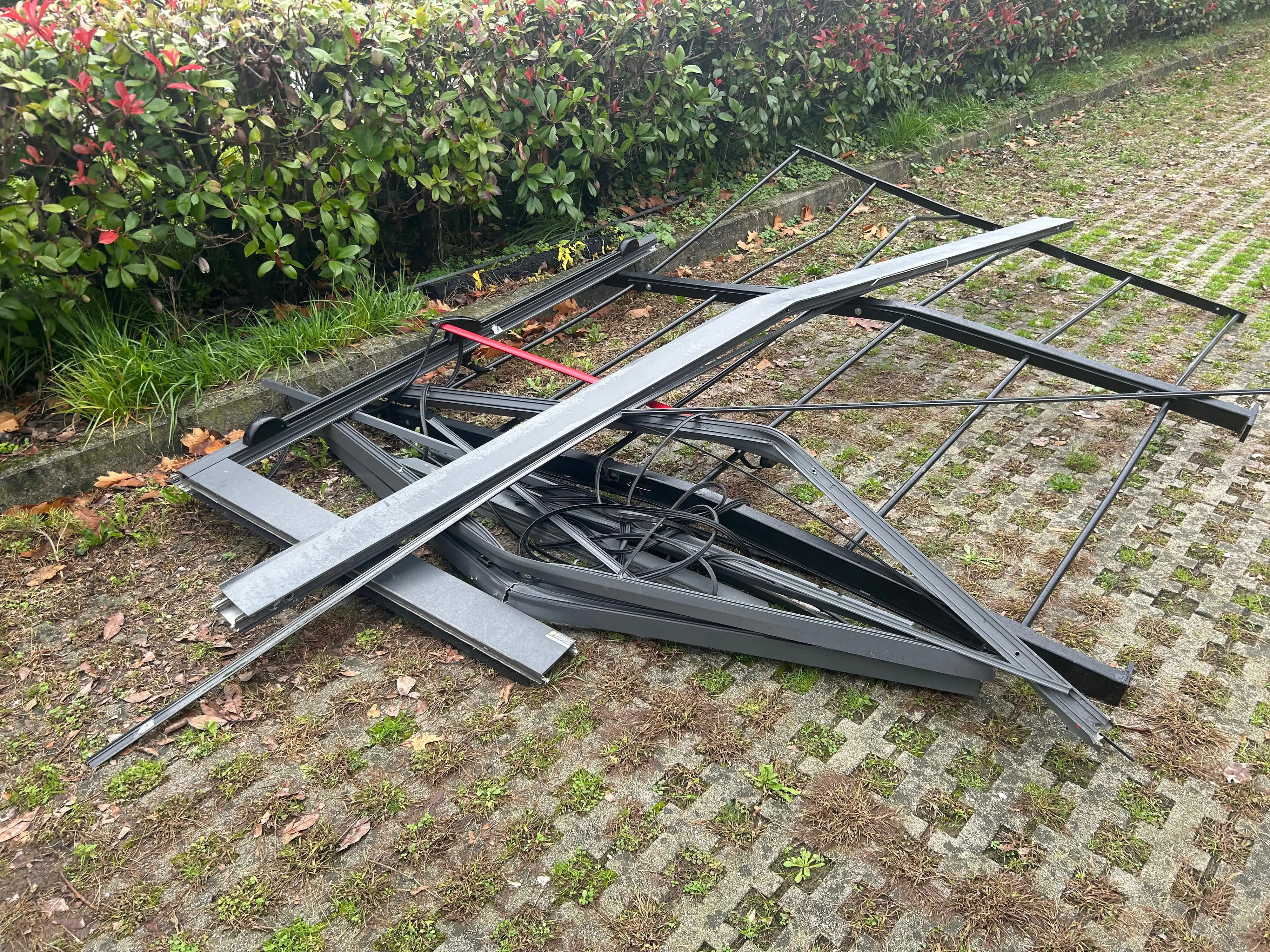 L'intelaiatura della vetrata danneggiata (foto Petrussi)