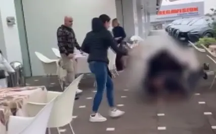 Un momento della colluttazione (frame da un video di Telefriuli)