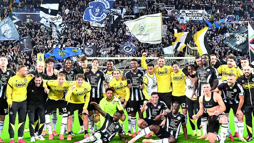 Foto di gruppo dell’Udinese a fine gara sotto la Curva Nord. Foto Petrussi