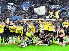 Foto di gruppo dell’Udinese a fine gara sotto la Curva Nord. Foto Petrussi