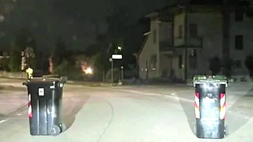 Alcuni bidoni collocati in mezzo alla carreggiata a Prata