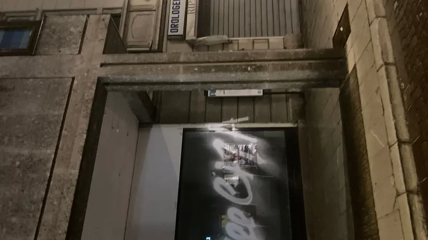 Tante le scritte e imbrattamenti comparsi in centro a Udine