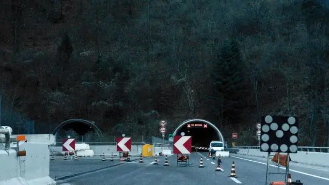 Chiusure notturne sull'A23 per consentire i lavori di manutenzione delle gallerie