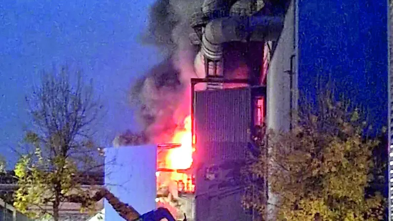 Le immagini dell'incendio alla Pittini di Osoppo