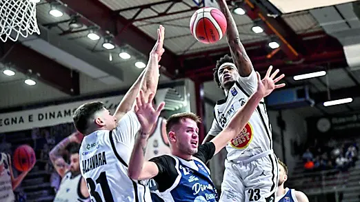 Calzavara e Brewton in difesa a Sassari foto petrussi/ciamillo
