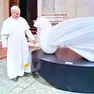 La scultura “Colomba della pace” collocata in un cortile del Vaticano, ammirata da papa Leone XIV