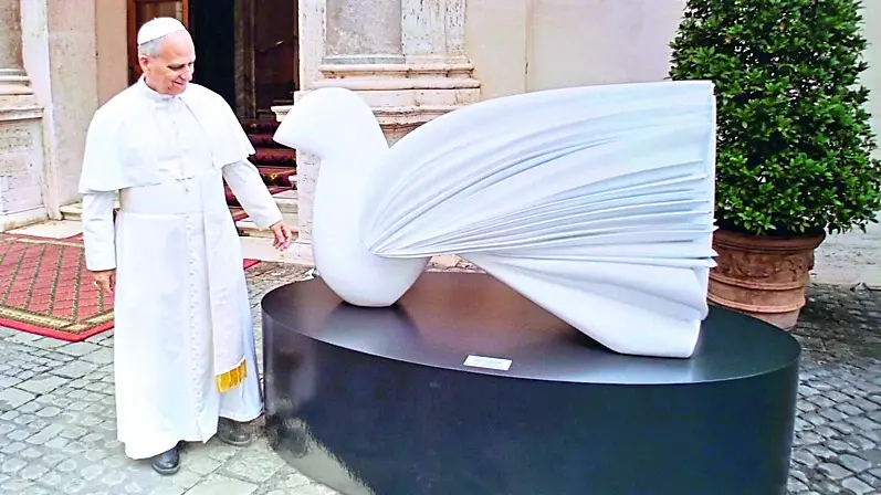 La scultura “Colomba della pace” collocata in un cortile del Vaticano, ammirata da papa Leone XIV