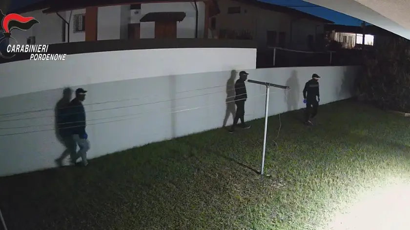 I ladri riprese da una telecamera di sorveglianza