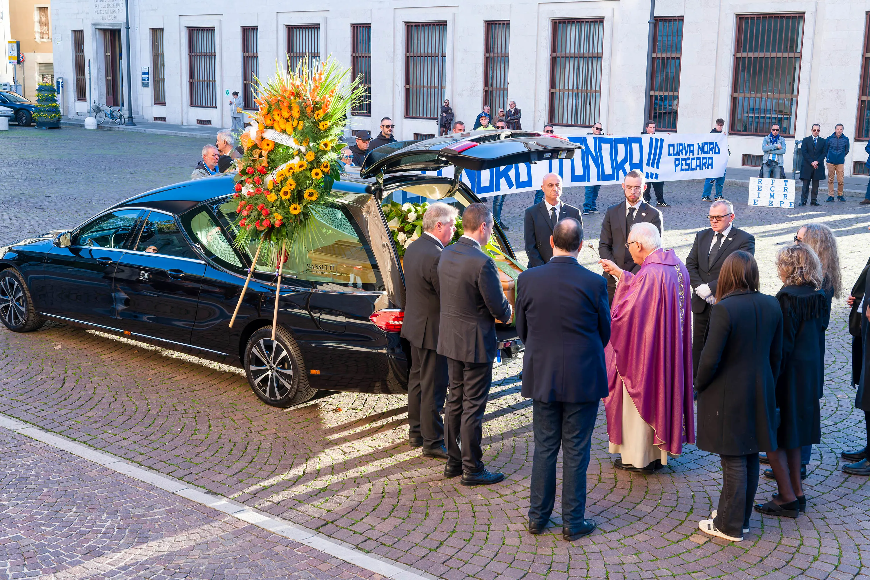 Il feretro fuori dal Duomo