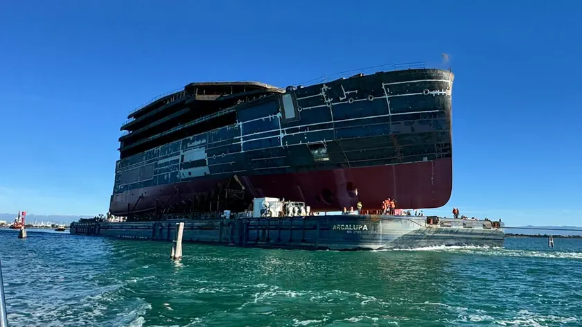 E’ partita da Porto Nogaro la chiatta Arcalupa, con a bordo il secondo troncone della nave extralusso