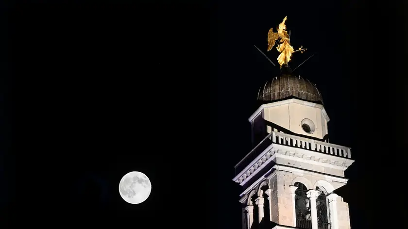 La Superluna nel cielo di Udine. Foto Petrussi
