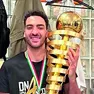 Lorenzo Ambrosin con il trofeo di serie A2 vinto a Udine