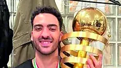 Lorenzo Ambrosin con il trofeo di serie A2 vinto a Udine