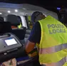 Un controllo della polizia locale con l'etilometro