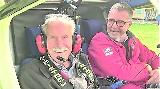 Silvano Nobile su un aereo in compagnia del pilota Franco Milanese