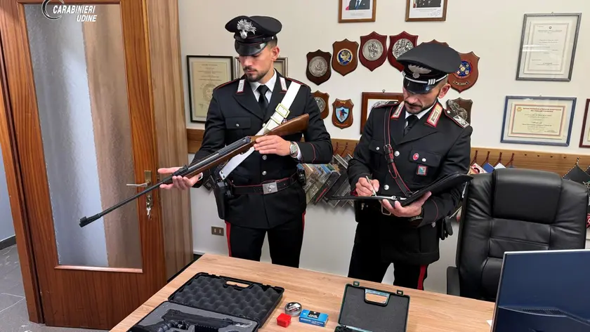 Le armi sequestrate dai carabinieri