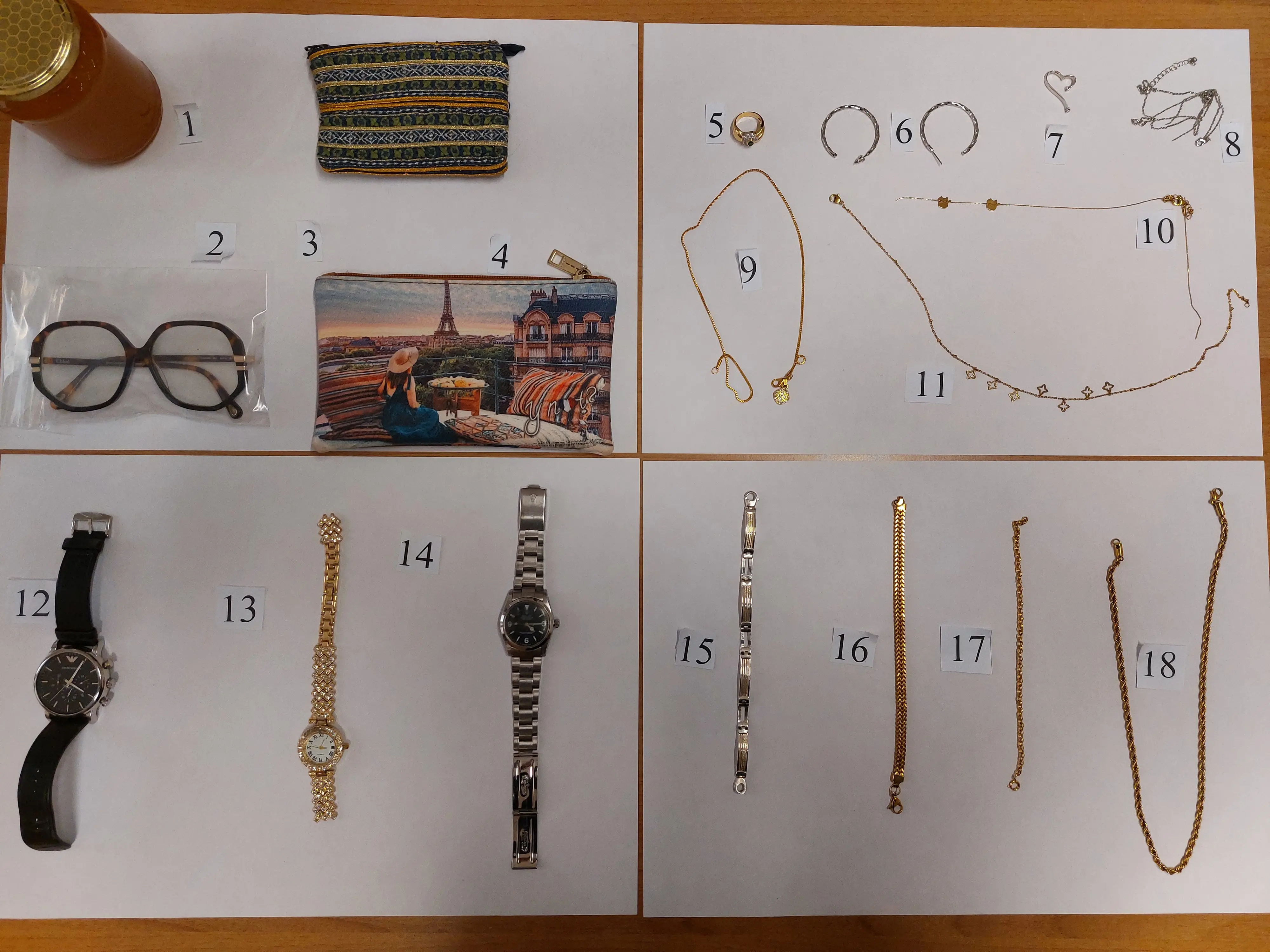 Un dettaglio degli oggetti rinvenuti in possesso dei quattro denunciati