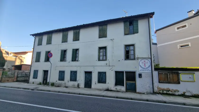 Lo stabile disabitato a Cervignano dove è stato rinvenuto il cadavere (foto Bonaventura)