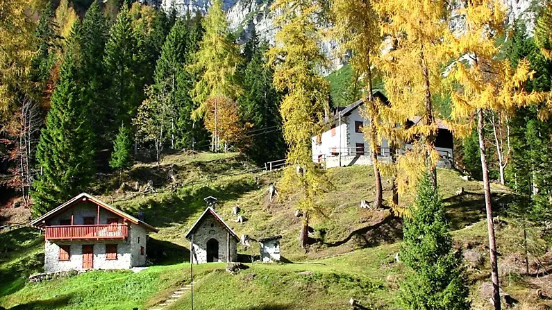 Il rifugio Giaf con la chiesetta, il parco giochi e le strutture che saranno date in gestione