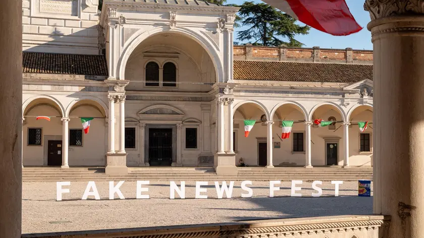 La scritta in piazza Libertà