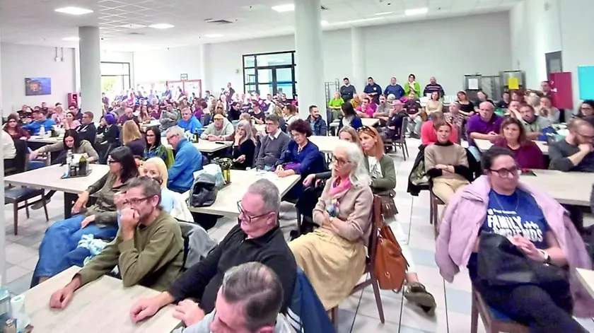 L’assemblea dei lavoratori: gremita la sala nella Base