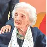 Dorina Cecotti ha compiuto 110 anni: è la più longeva della regione. A destra, eccola con gli altri cinque ultracentenari ospiti della casa di riposo Zaffiro a Torreano di Martignacco. Foto Petrussi