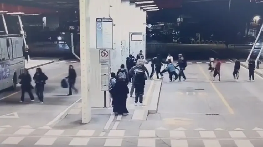 Un frame del video della zuffa del 6 novembre in autostazione