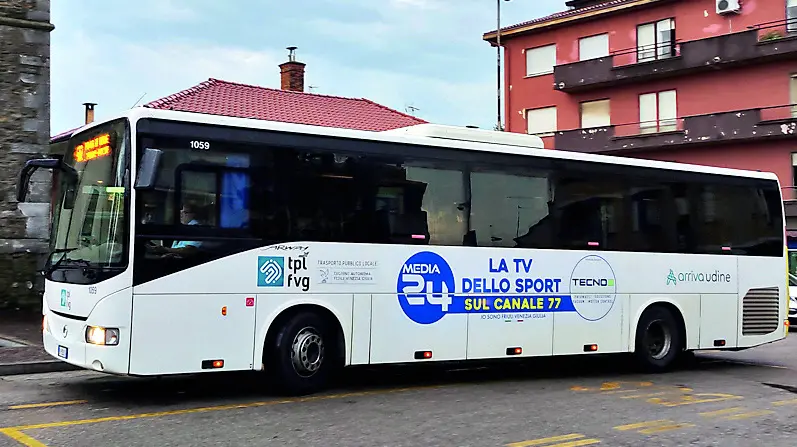 Una corriera di Arriva Udine nei pressi dell’autostazione della cittadina della Bassa Friulana foto bonaventura