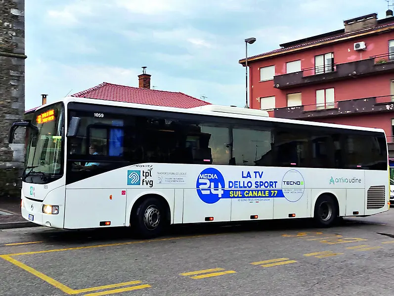 Una corriera di Arriva Udine nei pressi dell’autostazione della cittadina della Bassa Friulana foto bonaventura