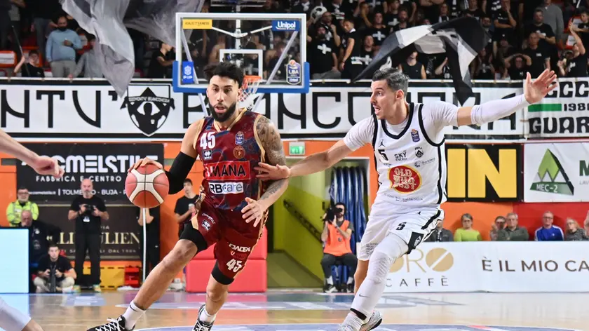 Con la sconfitta contro Venezia l'Apu torna nel gruppo delle ultime. Foto Petrussi