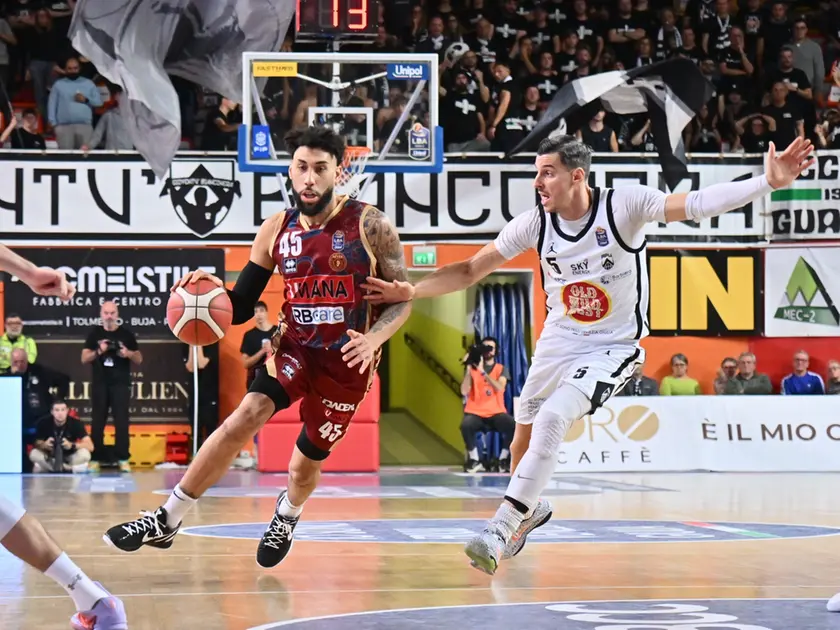 Con la sconfitta contro Venezia l'Apu torna nel gruppo delle ultime. Foto Petrussi