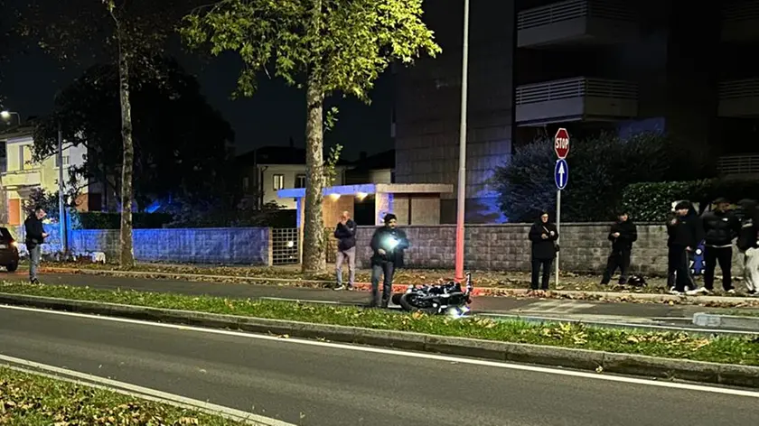 La moto su cui viaggiava il giovane finita a terra