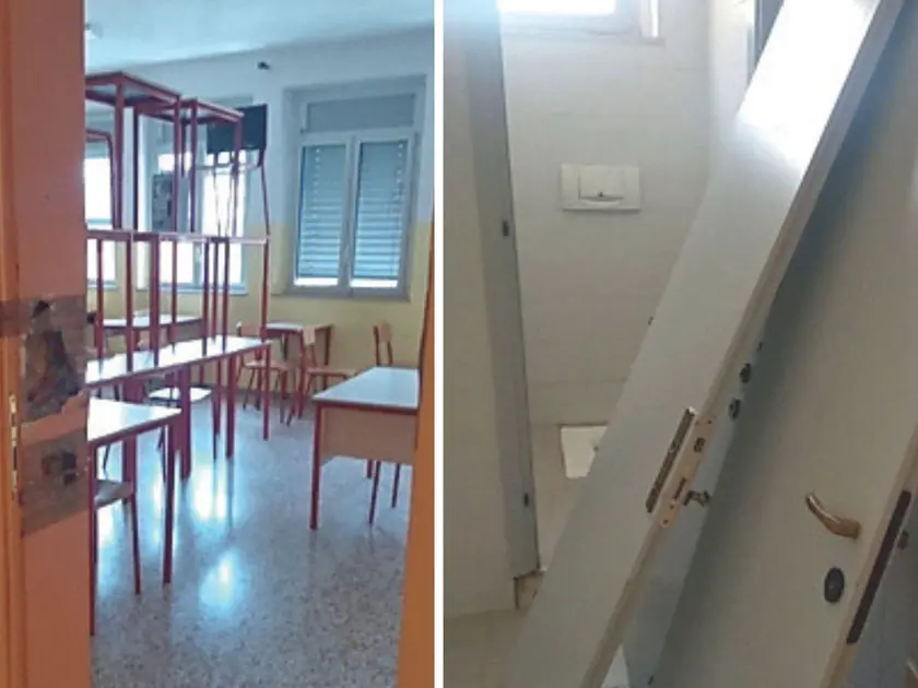 Banchi impilati fino al soffitto in una classe e alcune delle porte scardinate