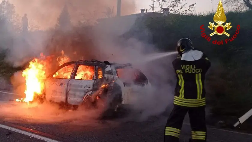 I vigili del fuoco al lavoro per spegnere l'incendio