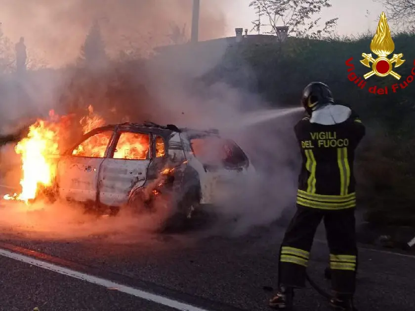 I vigili del fuoco al lavoro per spegnere l'incendio