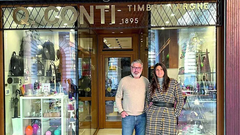 Papà Emilio e la figlia Giorgia, alla guida del negozio Q.Conti in via Lionello a Udine