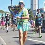 Romano Jus alla maratona di Sydney con la bandiera del Friuli, a destra con la moglie