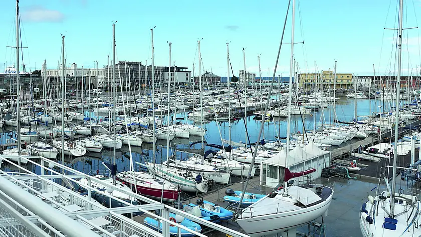 La barche a vela che riempiono lo specchio di mare della Sacchetta a Trieste