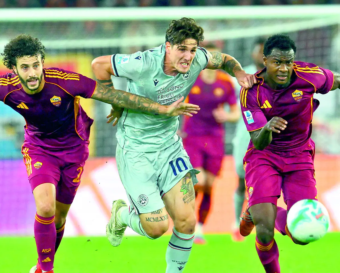 Zaniolo nella morsa di due avversari nella sfida contro la Roma (foto Petrussi)