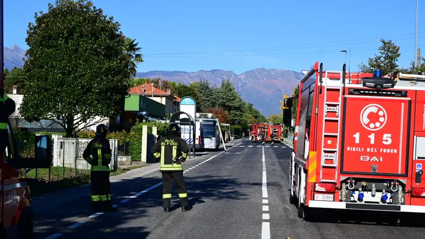 La strada chiusa al traffico per consentire l'intervento dei pompieri e, a sinistra, il bus Atap