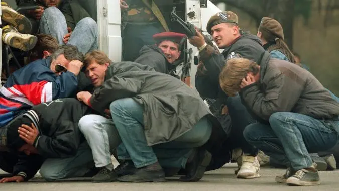 Un soldato delle forze speciali bosniache risponde al fuoco dei cecchini durante l’assedio a Sarajevo